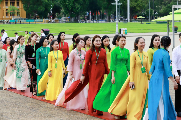  Các đại biểu vào Lăng viếng Chủ tịch Hồ Chí Minh.