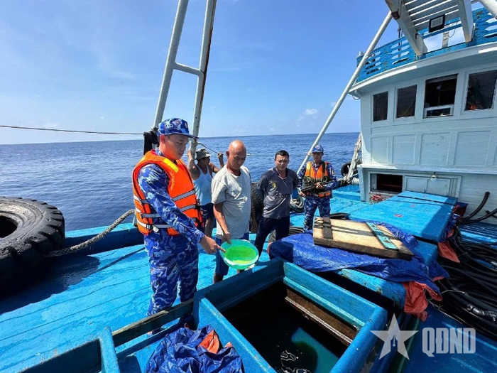 Lực lượng chức năng Bộ tư lệnh Vùng Cảnh sát biển 4 kiểm tra hàng hóa trên tàu ĐT 93734 TS.