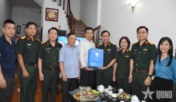 Đoàn công tác trao quà tặng đồng chí Lê Quý Giáp.