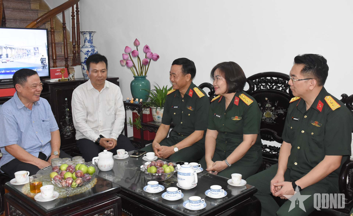 Đoàn công tác Ban Công đoàn Quốc phòng thăm, động viên đồng chí Lê Quý Giáp (thứ hai, từ trái sang), đoàn viên công đoàn Công ty TNHH MTV Truyền thông Viettel.