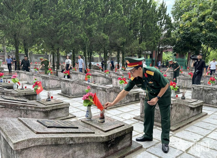  Các đại biểu dâng hương trước khi tiến hành khai quật mộ liệt sĩ. 