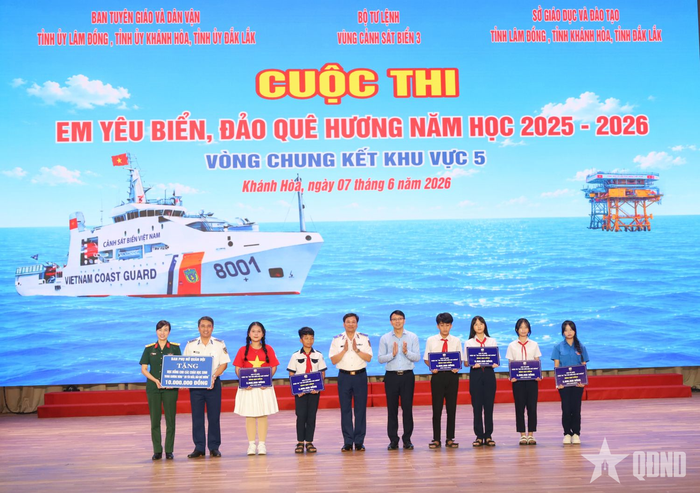  Ban tổ chức trao học bổng tặng các học sinh.