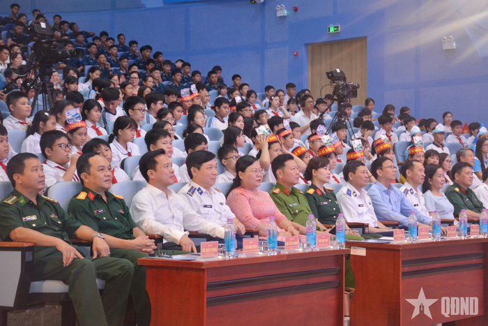  Các đại biểu tham dự chương trình.