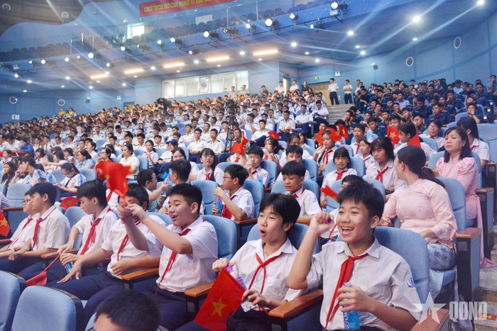  Đông đảo học sinh cổ vũ cuộc thi.