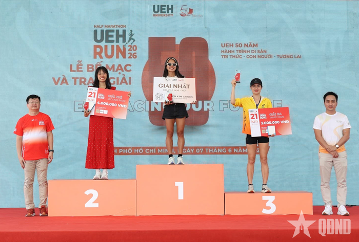 Ban tổ chức trao thưởng các vận động viên nam và nữ đạt thành tích xuất sắc ở cự ly 21km.