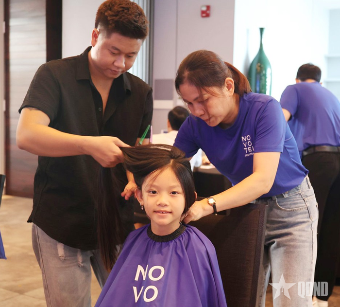 Cháu Nguyễn An Nhiên (6 tuổi, ở phường Bắc Nha Trang) vui vẻ hiến một phần tóc của mình tặng các bệnh nhân.
