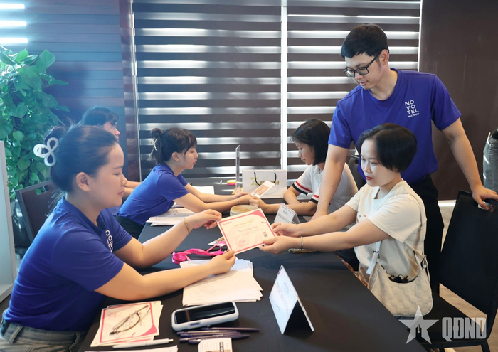  Ban tổ chức trao Giấy chứng nhận hiến tóc cho các tình nguyện viên. 