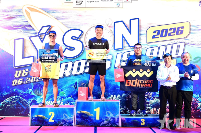  Vận động viên Hoàng Văn Hải về đích đầu tiên ở cự ly bơi nam 5km. 