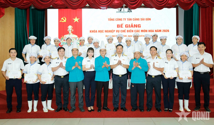  Ban tổ chức trao giấy chứng nhận hoàn thành khóa học cho học viên.