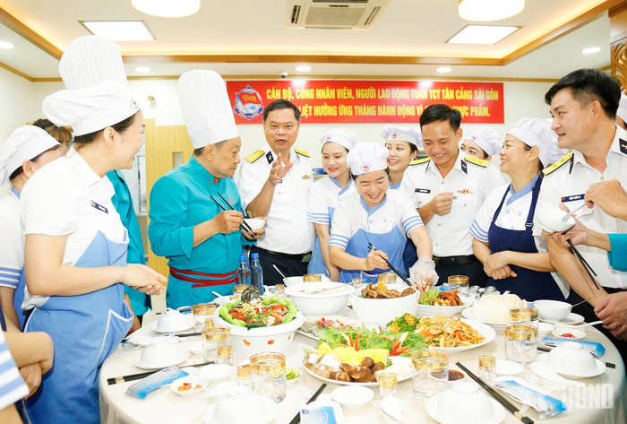  Chỉ huy Phòng Hậu cần Binh đoàn 20 và giảng viên đánh giá chất lượng các món ăn do học viên thực hiện. 