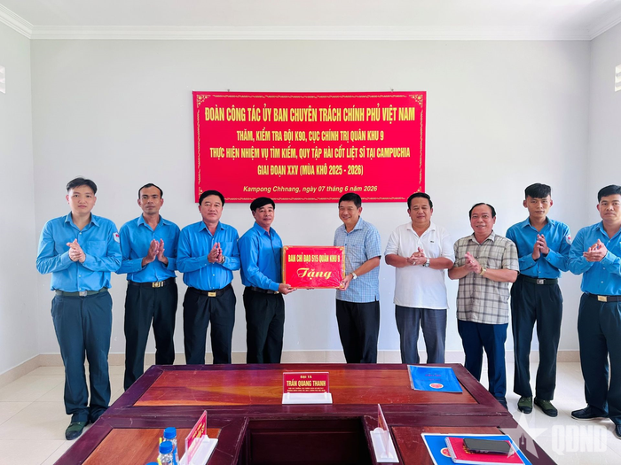 Nhân dịp này, đoàn công tác trao tặng những phần quà ý nghĩa, kịp thời động viên tập thể cán bộ, chiến sĩ Đội K90 tiếp tục nỗ lực, hoàn thành xuất sắc nhiệm vụ được giao. 