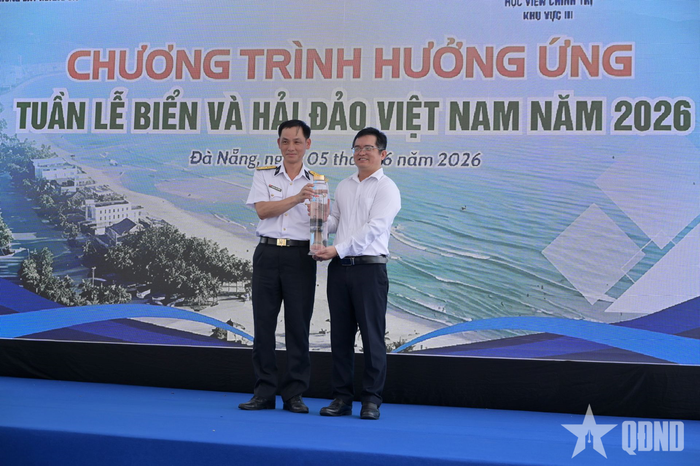 Thượng tá Nguyễn Công Khương, Phó lữ đoàn trưởng Lữ đoàn 161 tặng mẫu nước biển lấy từ vùng biển Hoàng Sa tặng Nhà trưng bày Hoàng Sa.