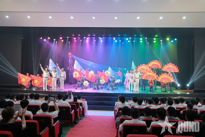 Tiết mục văn nghệ của Vùng 3 Hải quân trong chương trình "Đà Nẵng - Vươn mình cùng biển xanh".