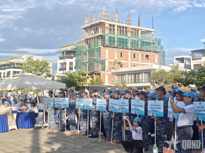 Cán bộ, chiến sĩ Vùng 3 Hải quân tích cực hưởng ứng các hoạt động trên địa bàn tổ chức.