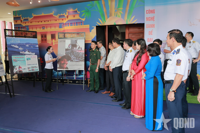Đại biểu tham quan không gian trưng bày hình ảnh, tư liệu tuyên truyền về biển, đảo quê hương bên lề chương trình "Đà Nẵng - Vươn mình cùng biển xanh".