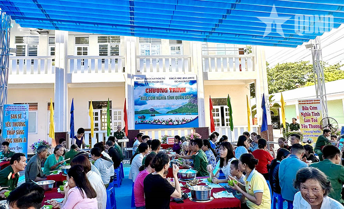  Cán bộ, chiến sĩ và nhân dân Côn Đảo tham gia chương trình. 