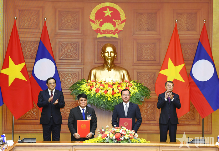  Thủ tướng Lê Minh Hưng và Thủ tướng Lào Sonexay Siphandone chứng kiến lễ trao các văn kiện hợp tác giữa hai nước. Ảnh: TUẤN HUY 