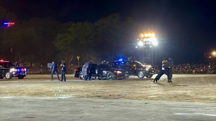 Màn diễn tập bảo vệ yếu nhân của lực lượng cảnh vệ.