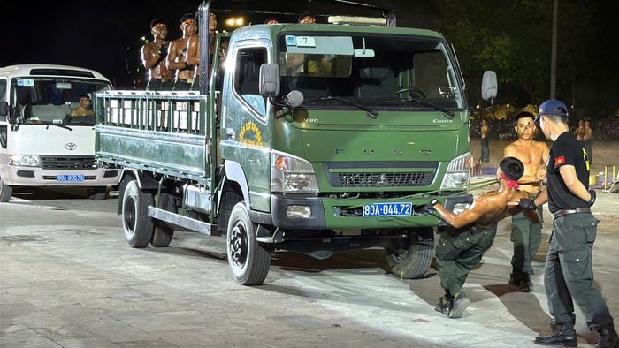 Phần biểu diễn dùng miệng cắn dây để lôi xe tải.