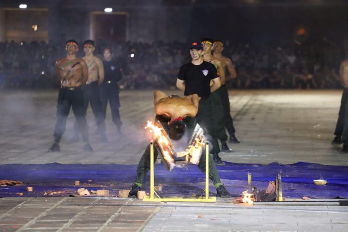 Nhiều người ngỡ ngàng trước màn biểu diễn khí công của các chiến sĩ đặc nhiệm.