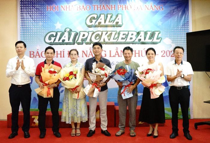 Ban tổ chức tặng hoa cho các nhà tài trợ