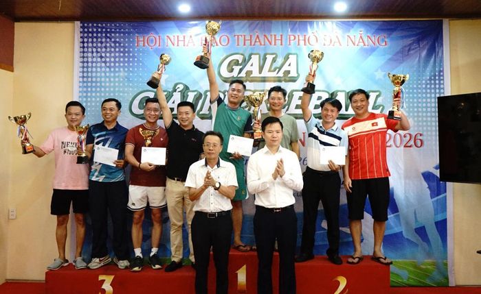 Ban tổ chức trao nhất, nhì, ba cho cắc cặp đôi nam