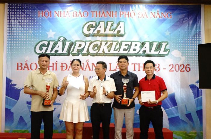 Ban tổ chức trao giải phụ cho các cặp đấu