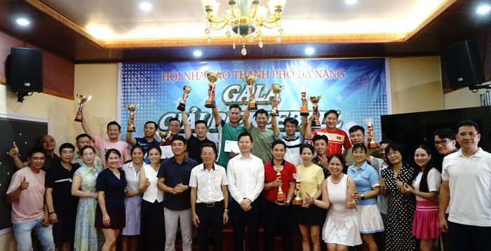 Ban tở chức chụp ảnh lưu niệm với các cặp đạt giải