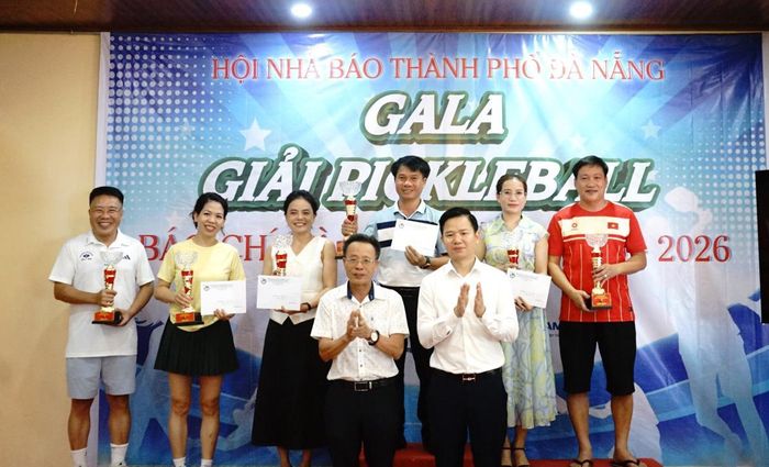 Ban tổ chức trao giải nhất, nhì, ba cho các cặp đấu đôi nam-nữ