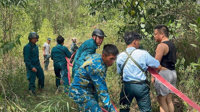 Các đơn vị Quân đội phối hợp đưa phương tiện vào khu vực xảy ra cháy.