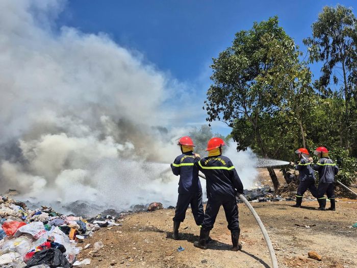 Khống chế đám cháy tại hố rác
