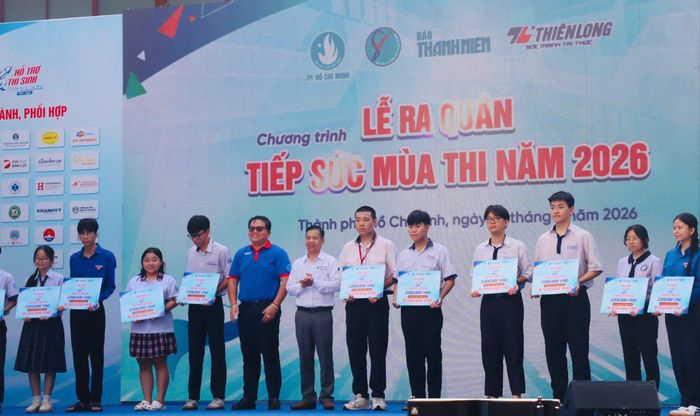  Trao học bổng “Tiếp sức mùa thi” đến học sinh tại lễ ra quân 