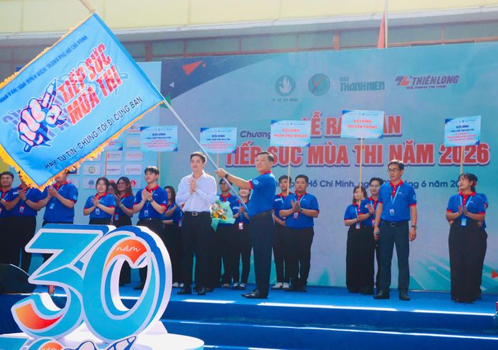  Anh Lâm Tùng, Phó Chủ tịch Thường trực Trung ương Hội Sinh viên Việt Nam trao cờ lệnh xuất quân chương trình “Tiếp sức mùa thi” 