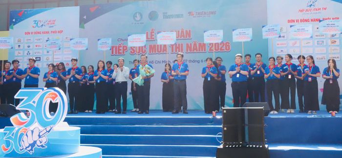  Ông Phạm Minh Tuấn, Phó Chủ tịch Ủy ban MTTQ Việt Nam TPHCM tặng hoa đến các đội hình “Tiếp sức mùa thi” 