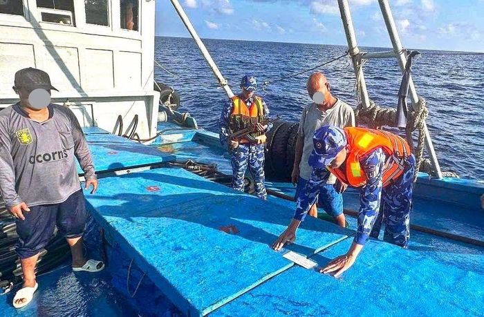  Lực lượng chức năng Bộ Tư lệnh Vùng Cảnh sát biển 4 niêm phong hàng hóa trên tàu 