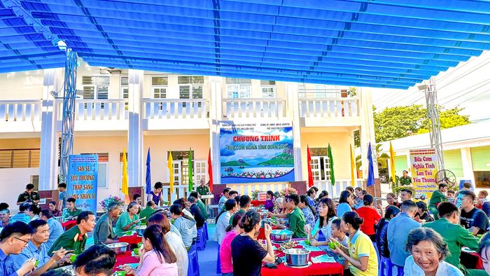  Hơn 300 người dân có hoàn cảnh khó khăn ở đặc khu Côn Đảo dùng bữa cơm nghĩa tình quân - dân 