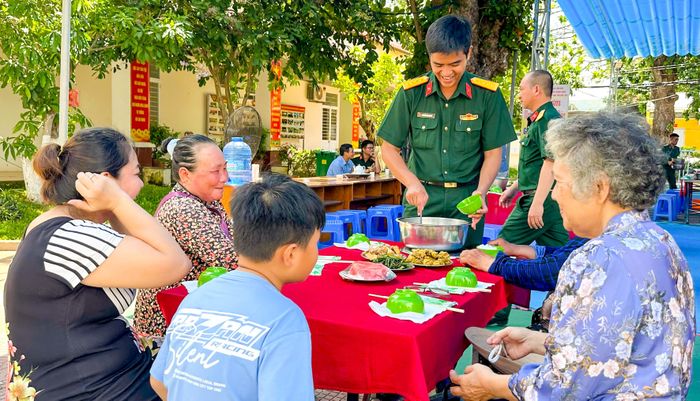  Cán bộ, chiến sĩ Ban Chỉ huy Phòng thủ khu vực 6 - Đặc khu Côn Đảo và bà con nhân dân tại bữa cơm trưa 