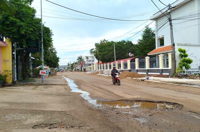  "Ổ gà, ổ voi" gây nguy hiểm cho người đi đường. Ảnh: TIẾN THẮNG 