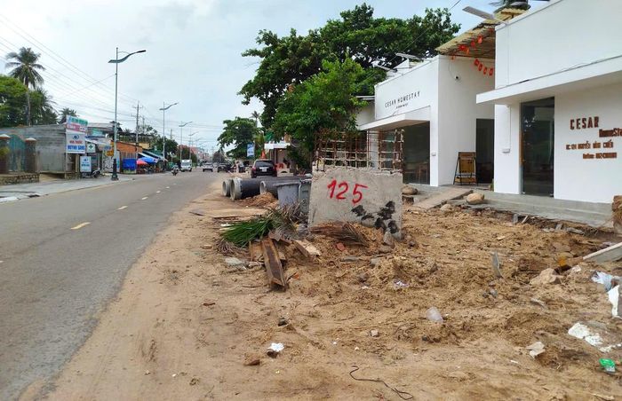  Mặt bằng đang thi công che chắn lối vào các cơ sở kinh doanh du lịch. Ảnh: TIẾN THẮNG 