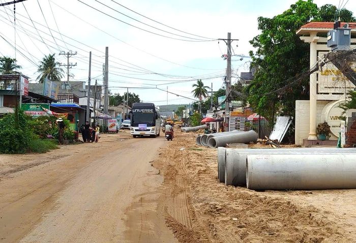  Vật liệu thi công che chắn đường đi vào Mũi Né. Ảnh: TIẾN THẮNG 