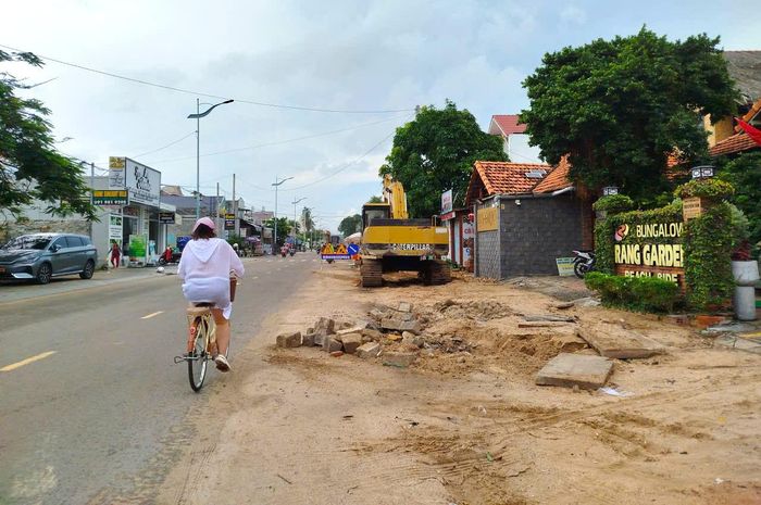  Du khách cẩn trọng khi di chuyển trên tuyến đường đang thi công. Ảnh: TIẾN THẮNG 