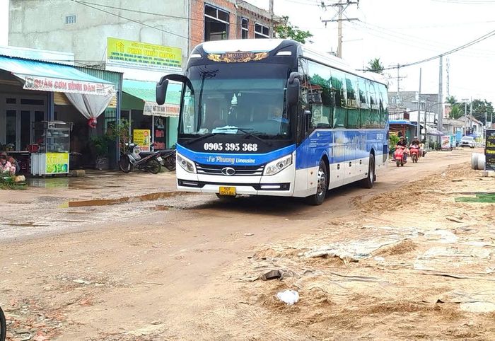 Xe chở khách du lịch di chuyển khó khăn. Ảnh: TIẾN THẮNG 