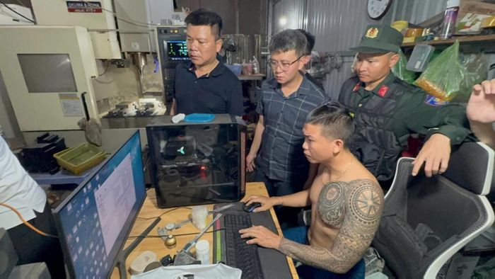  Đối tượng Vũ Mạnh Quyết đã thuê mặt bằng, đầu tư hệ thống máy phay CNC, máy tiện CNC để tổ chức sản xuất các bộ phận, linh kiện cấu thành súng hơi nén PCP 
