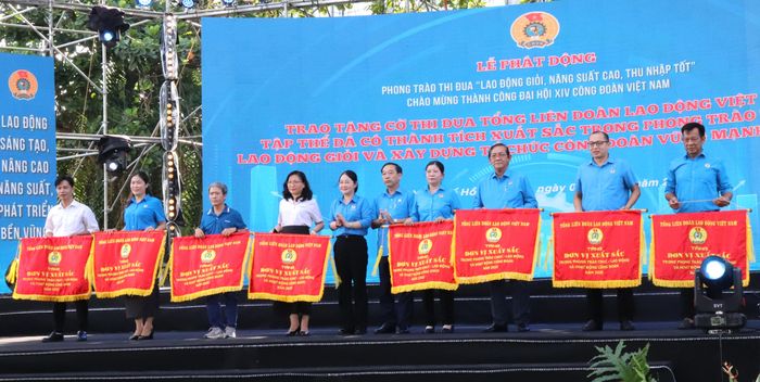  Trao Cờ thi đua đến các đơn vị 