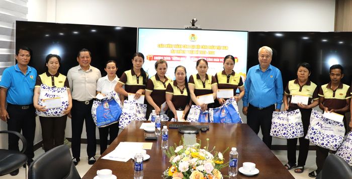  Phó Chủ tịch Thường trực LĐLĐ TPHCM Võ Khắc Thái trao quà cho công nhân tại công ty Hoa Mai 