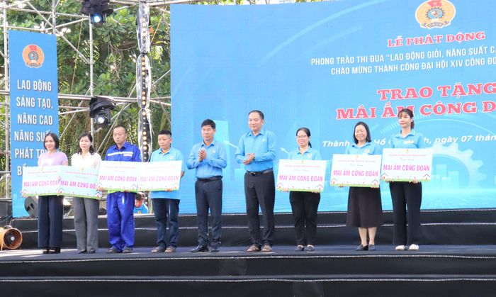  Trao mái ấm công đoàn đến đoàn viên khó khăn 