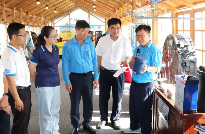  Các gian hàng trưng bày sản phẩm sáng tạo tại chương trình 