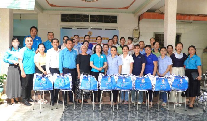  Phó Chủ tịch Thường trực Tổng LĐLĐ Việt Nam Thái Thu Xương trao quà đến công nhân tại khu nhà trọ 
