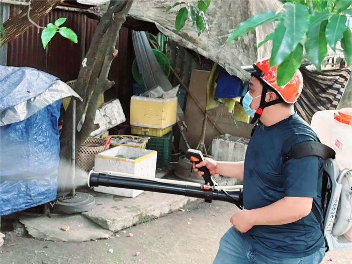 Nhân viên Trạm y tế phường Tân Hưng phun thuốc diệt muỗi trên địa bàn