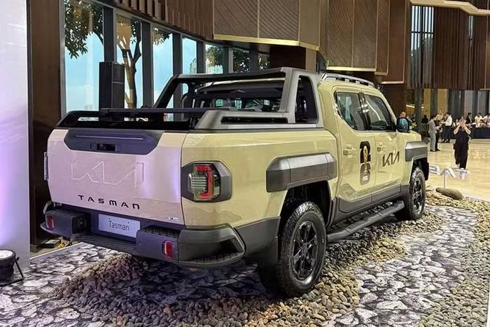 Bộ thông số vượt địa hình thuộc diện ấn tượng trong phân khúc, bao gồm khoảng sáng gầm 252mm, góc tiếp cận 32,2 độ, góc thoát 26,2 độ và góc vượt đỉnh 25,8 độ. Các phiên bản khác giảm gần 30mm khoảng sáng gầm nhưng vẫn đủ sức lội nước sâu tối đa 800mm. Xe được trang bị bộ mâm 17 inch đi kèm lốp đa địa hình (AT), phanh đĩa thông gió trên bốn bánh và hệ thống treo tay đòn kép phía trước, nhíp lá phía sau.